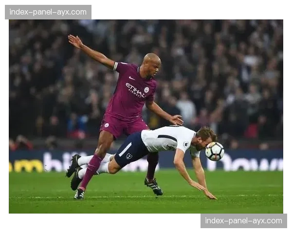 突发伤退：拜仁前锋凯恩无对抗状态下倒地，被队医搀扶离场