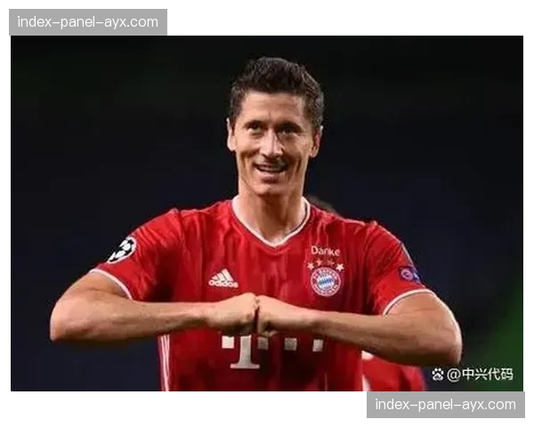 莱万多夫斯基禁区弧顶要球失败，低头凝视草皮